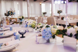 Aranjament alb masa nunta cu flori mov